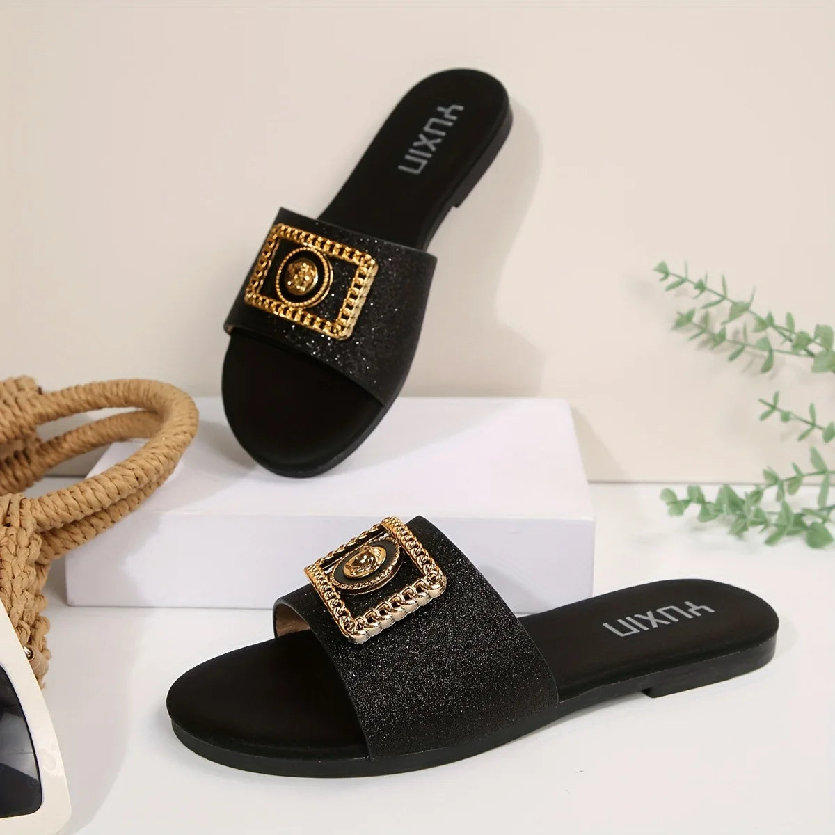 Sandales Femme Élégantes Noires à Détail Doré